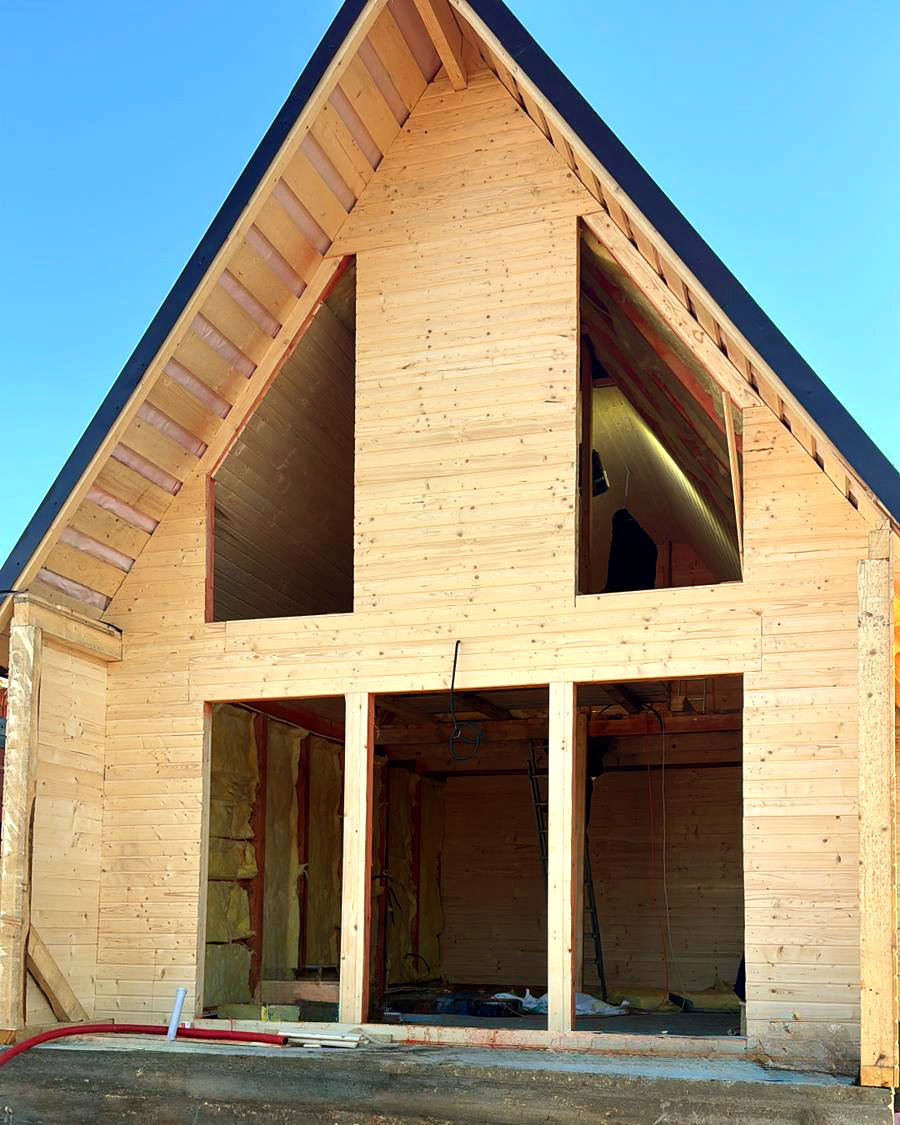 Casa cu acoperis in 2 ape si 2 nivele